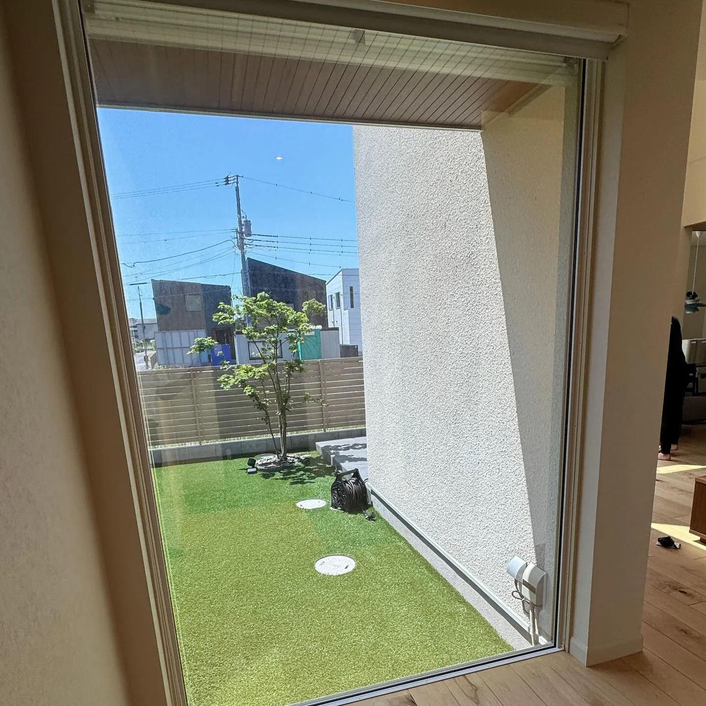 千葉県千葉市の一戸建てのリビング吹き抜けの窓と玄関の大きな窓...