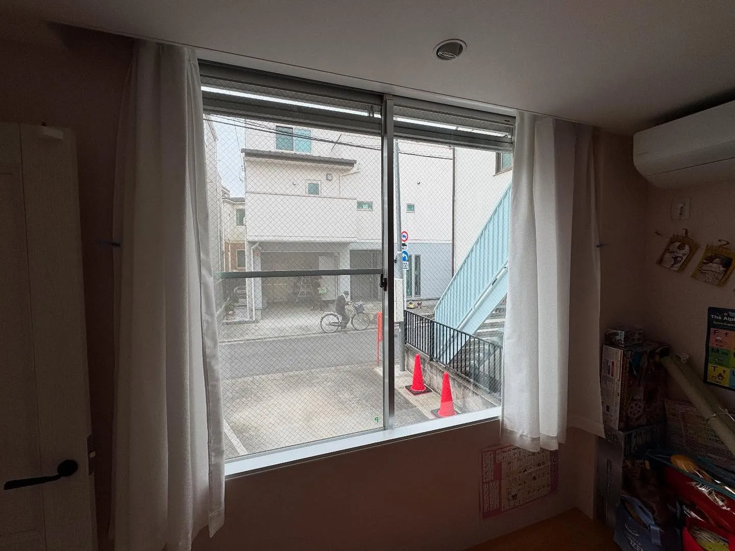 中野区の一戸建てへCPマーク付き防犯フィルム3M SH15C...