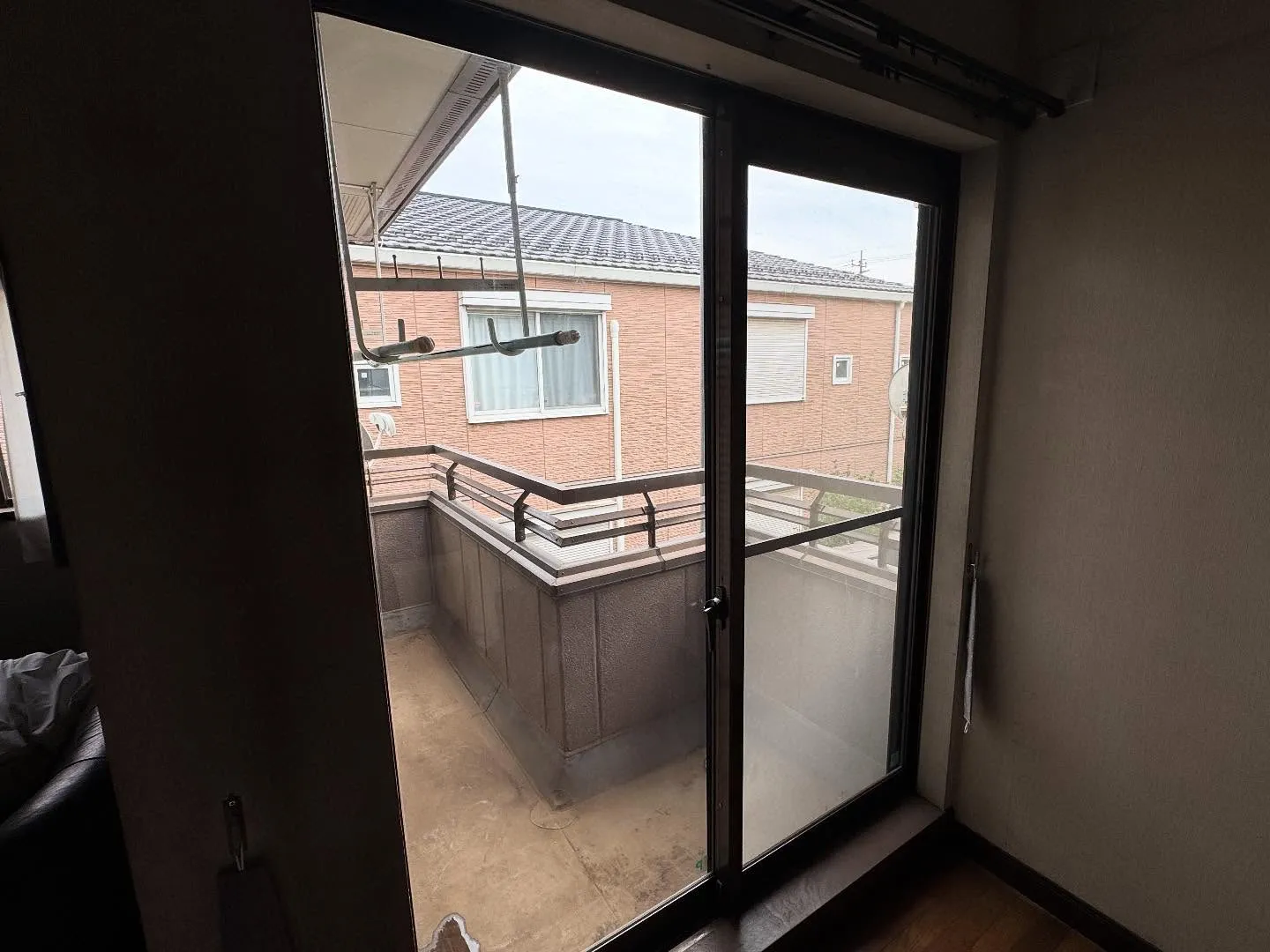 所沢市の一戸建てへCPマーク付防犯フィルムでフィルム総厚44...