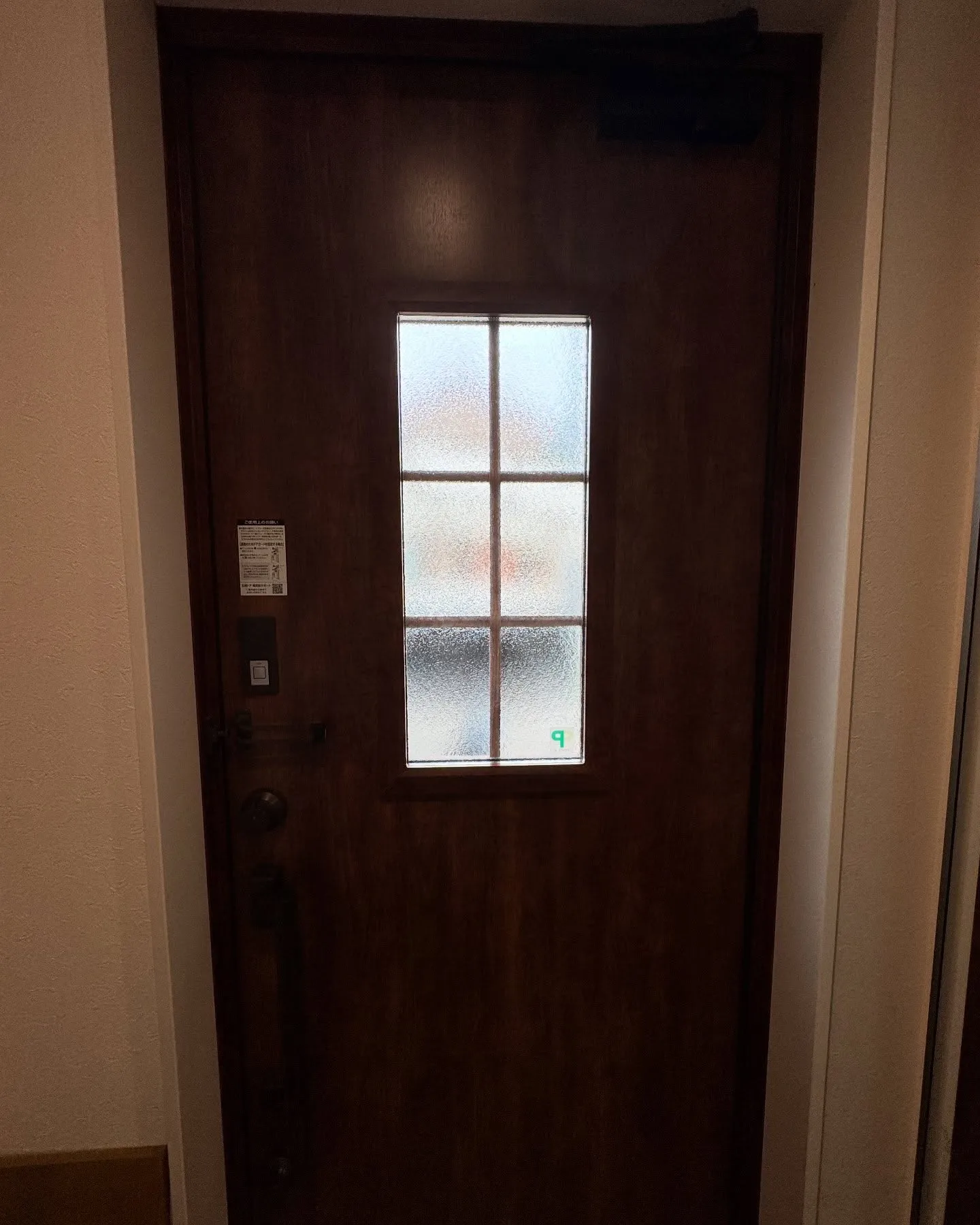 所沢市の一戸建ての玄関、勝手口等へ3M製CPマーク付防犯フィ...