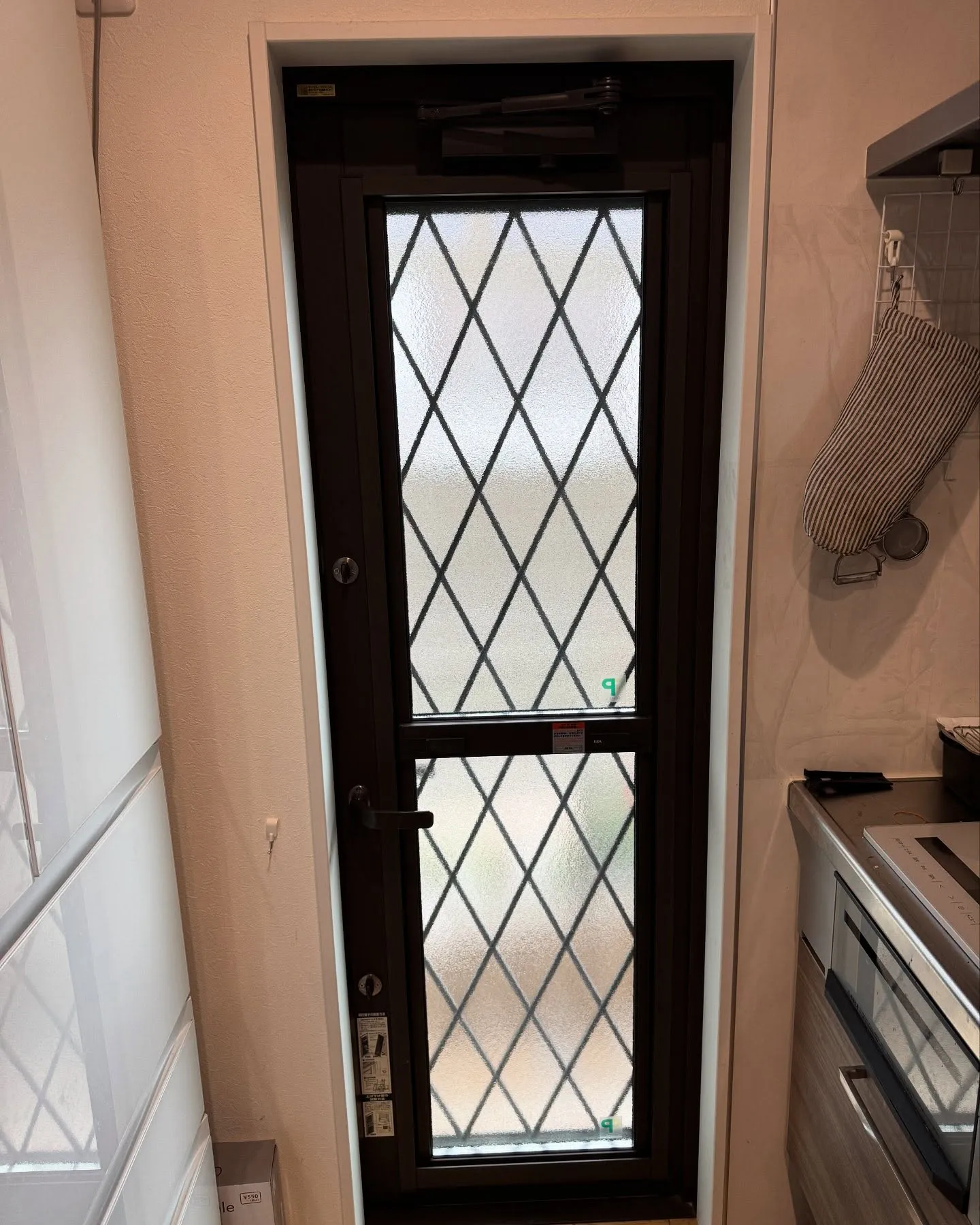 所沢市の一戸建ての玄関、勝手口等へ3M製CPマーク付防犯フィ...