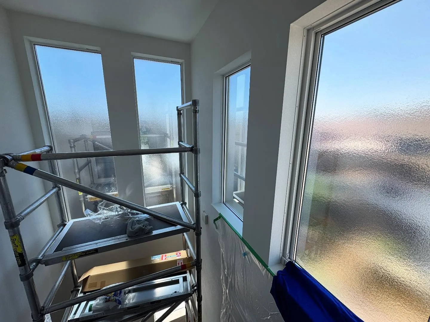 流山市の一戸建ての階段上の吹き抜け窓へ簡易足場を使用して高所...