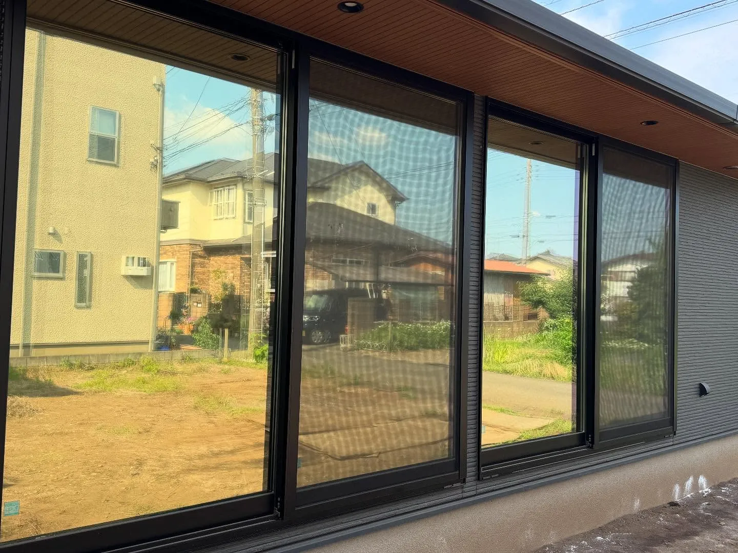 狭山市の一戸建てリビング、ダイニングの窓ガラスへミラー目隠し...