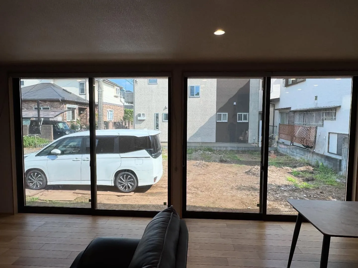 狭山市の一戸建てリビング、ダイニングの窓ガラスへミラー目隠し...