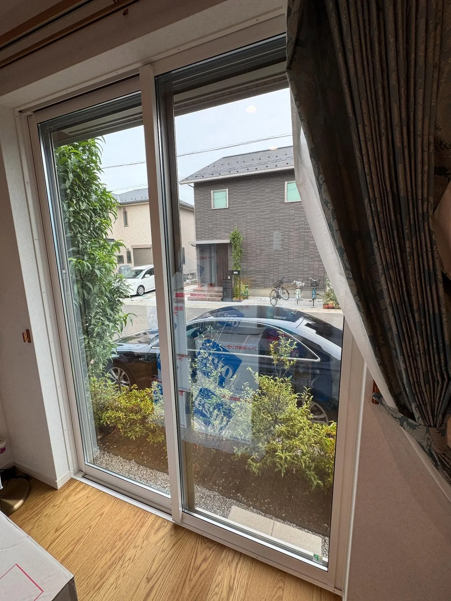 所沢市の新築一戸建て全ての窓ガラスへCPマーク付防犯フィルム...