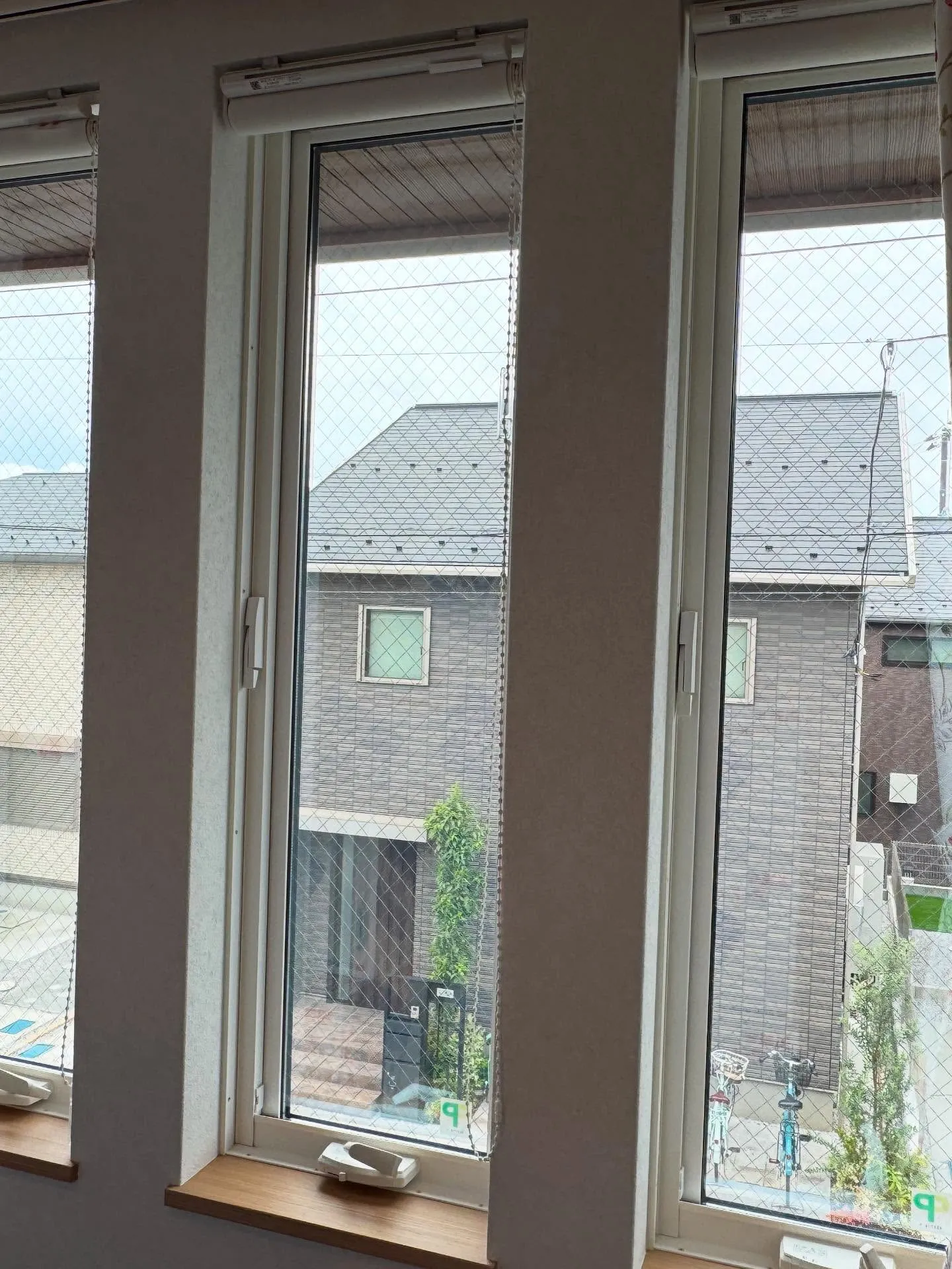 所沢市の新築一戸建て全ての窓ガラスへCPマーク付防犯フィルム...