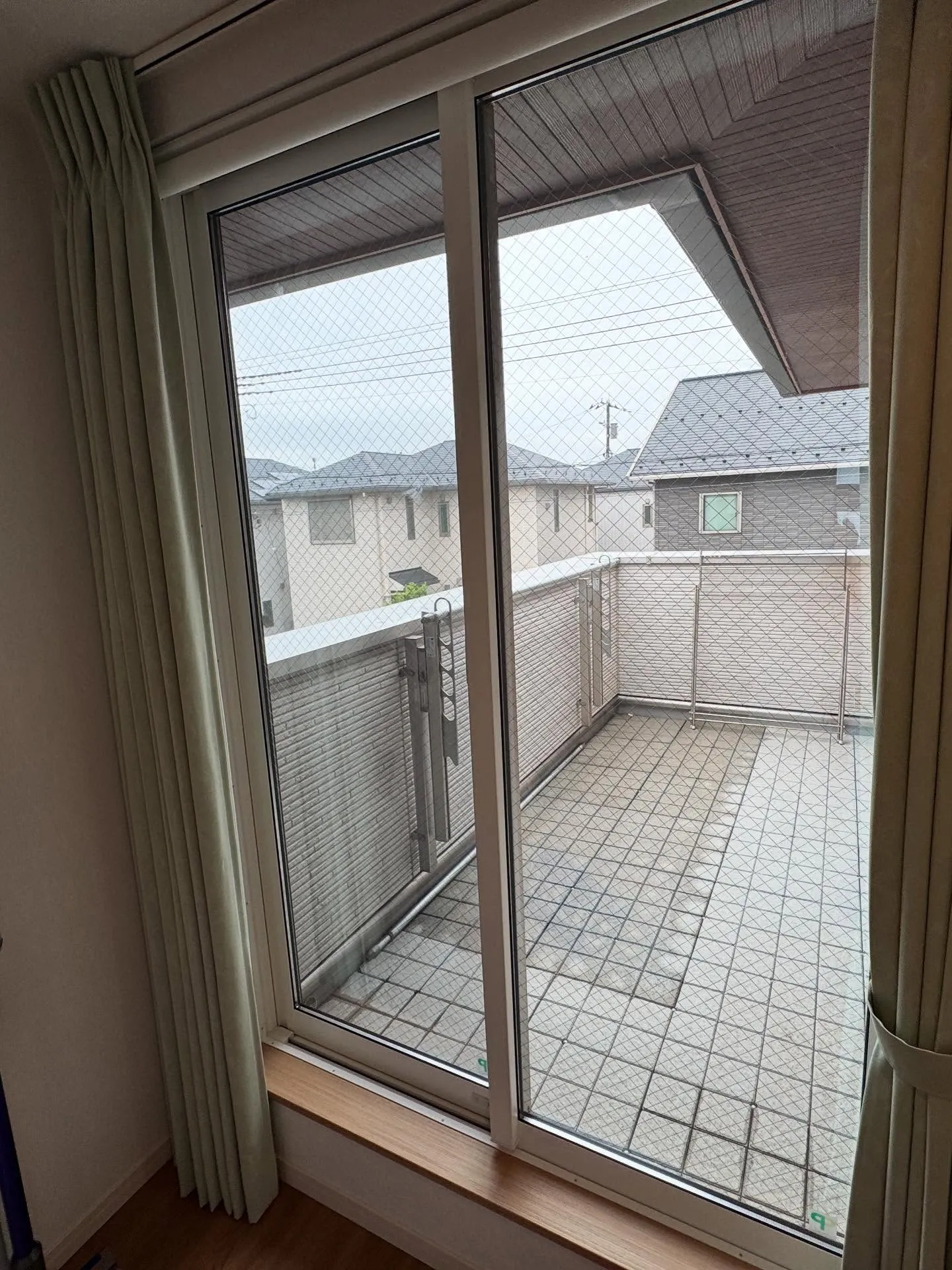 所沢市の新築一戸建て全ての窓ガラスへCPマーク付防犯フィルム...