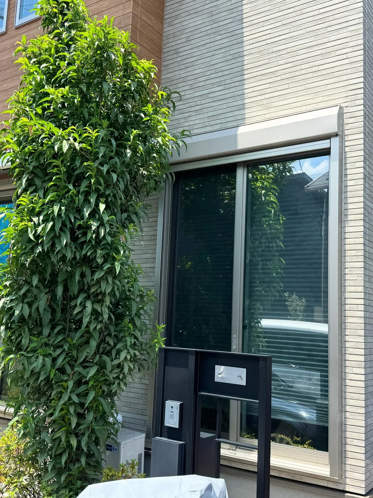 所沢市の新築一戸建て全ての窓ガラスへCPマーク付防犯フィルム...