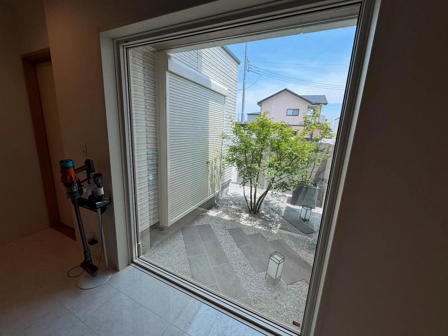 太田市の一戸建て中庭の大きなFIXガラスへミラー目隠しフィル...
