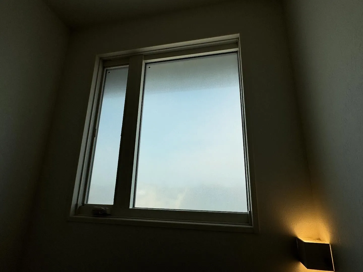 太田市の一戸建て中庭の大きなFIXガラスへミラー目隠しフィル...