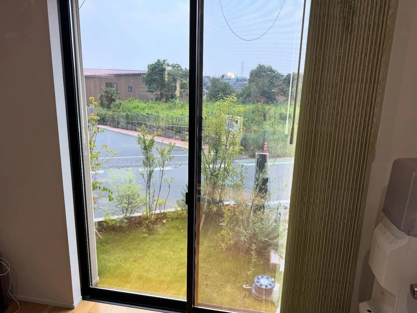 富士見市の一戸建てリビングと寝室の掃き出し窓へミラー目隠しフ...