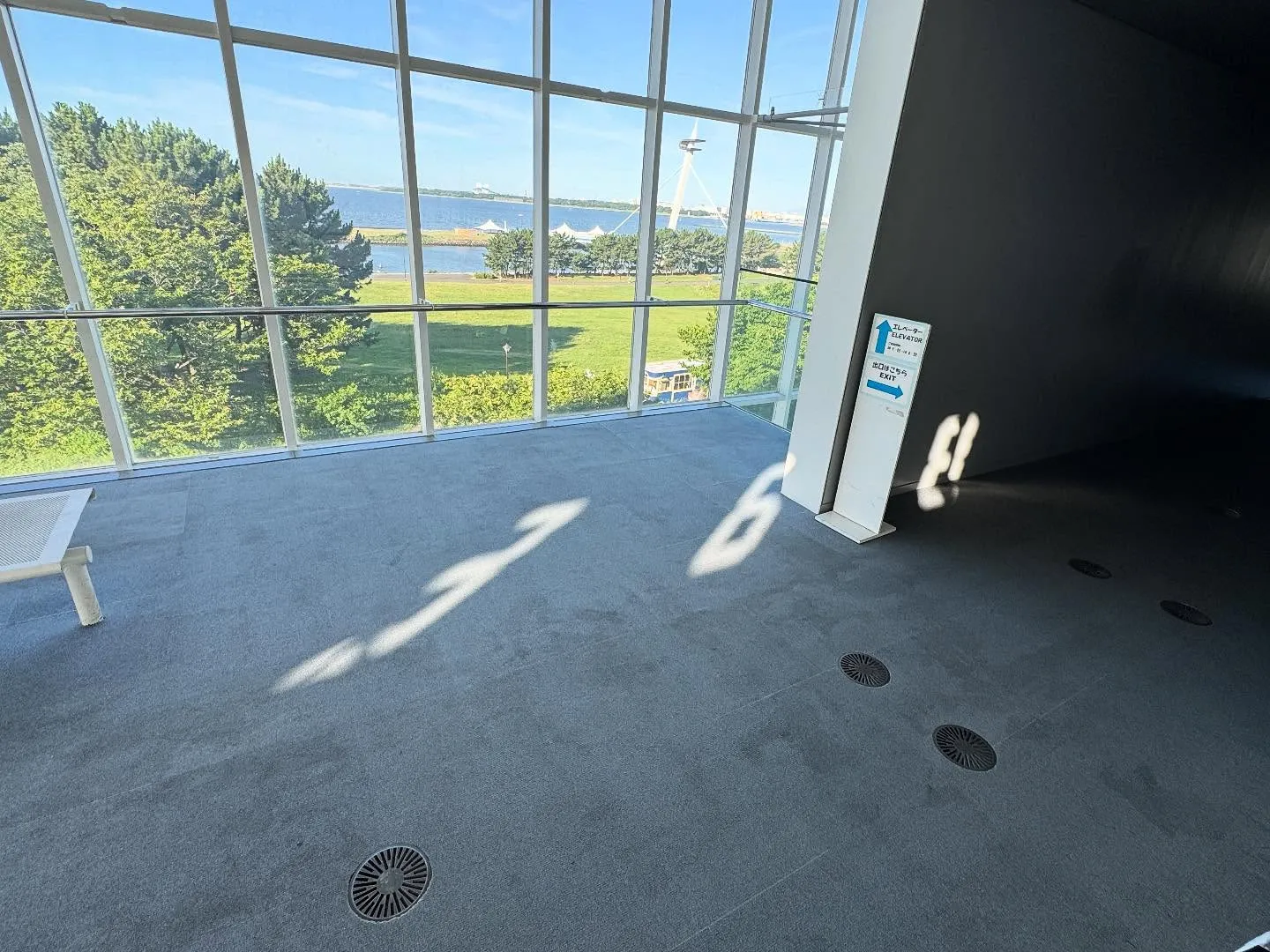 江戸川区の葛西臨海公園の中にある展望レストハウス クリスタル...