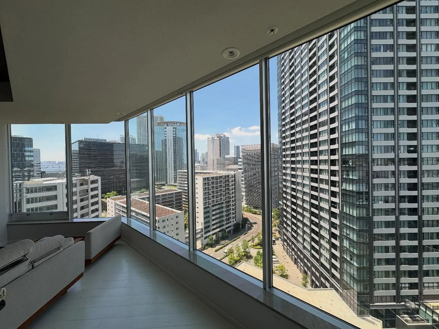 江東区のタワーマンションのリビングへ3Mジャパン製透明遮熱フ...