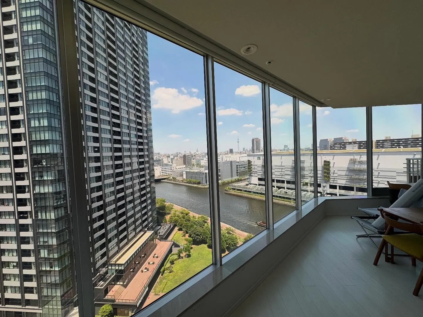 江東区のタワーマンションのリビングへ3Mジャパン製透明遮熱フ...