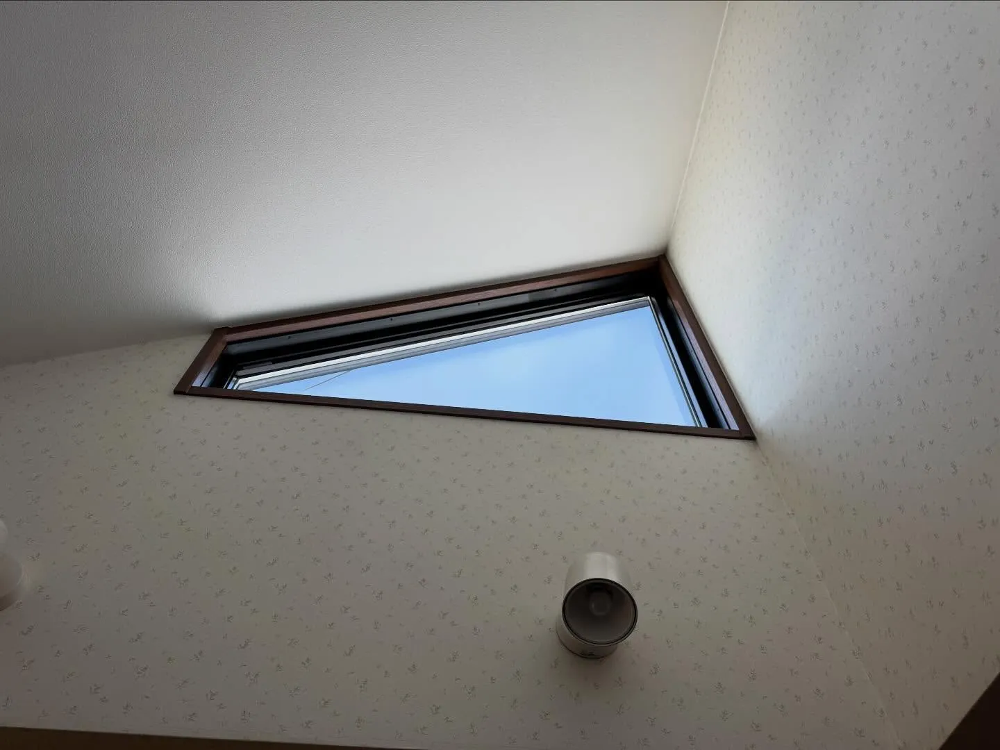 ふじみ野市の一戸建てリビングの吹き抜け窓のペアーガラスへは簡...