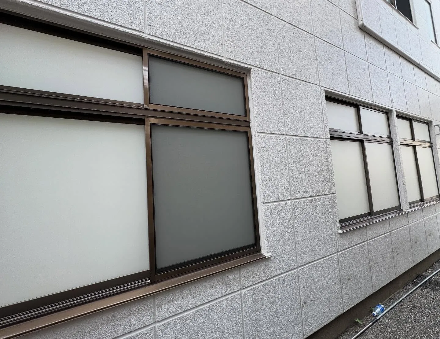 戸田市の法人様の事務所+倉庫へ目隠しフィルムを施工しています...