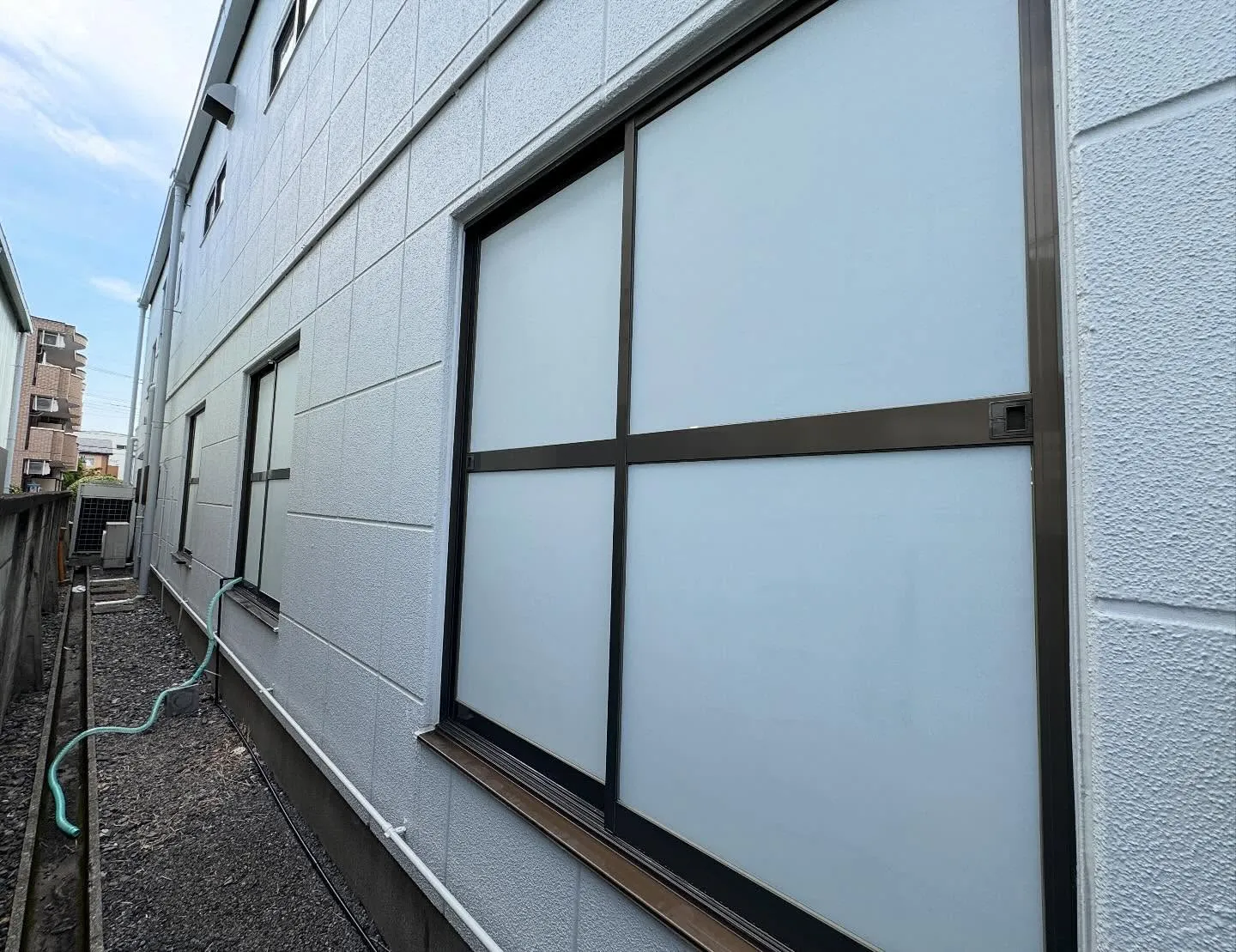 戸田市の法人様の事務所+倉庫へ目隠しフィルムを施工しています...