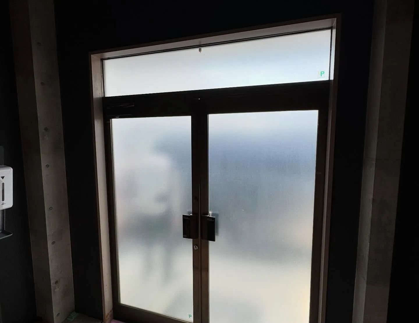 戸田市の法人様の事務所+倉庫へ目隠しフィルムを施工しています...