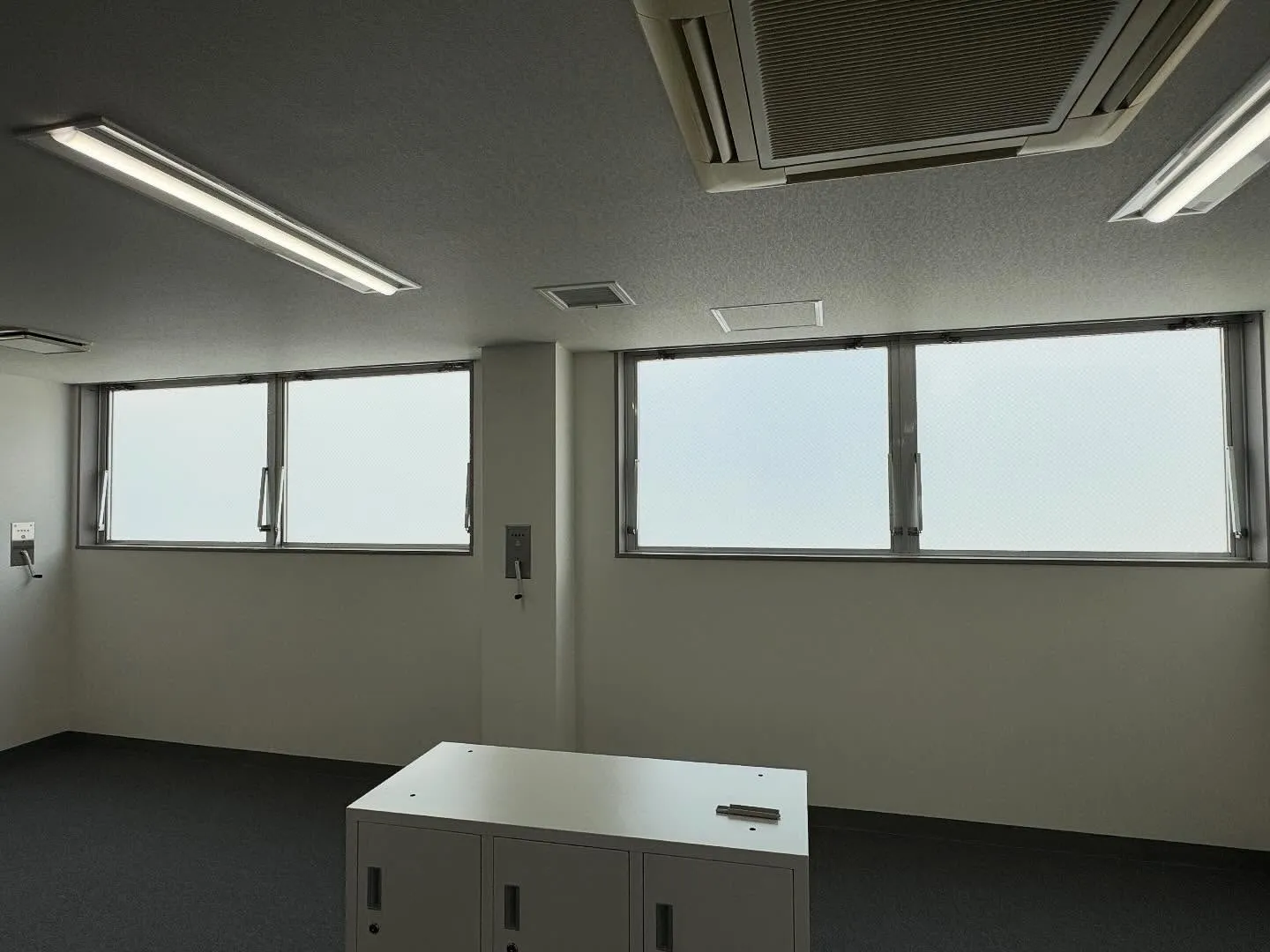 川口市の法人様事務所の窓ガラスへ3Mジャパン製の目隠しフィル...