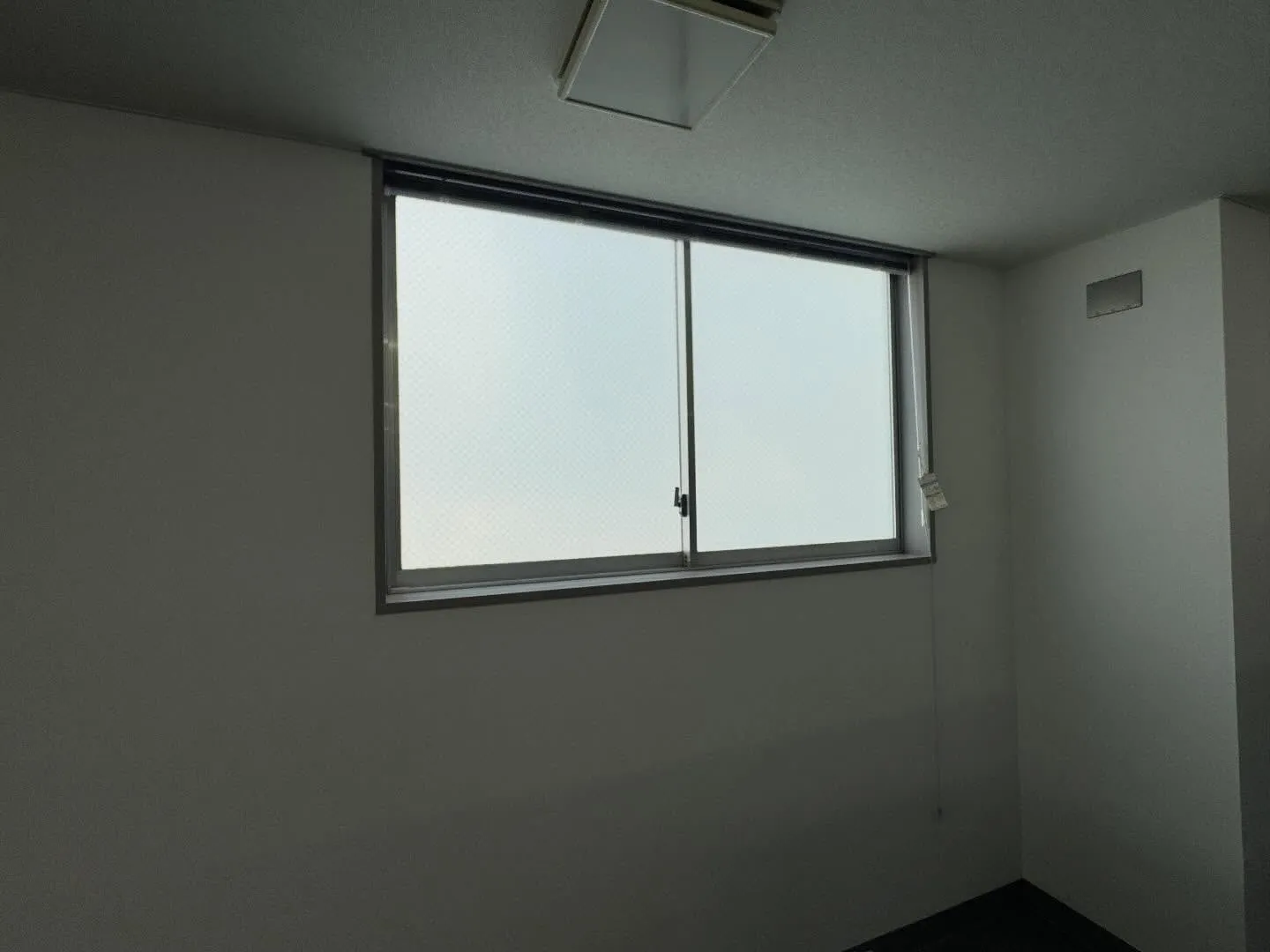 川口市の法人様事務所の窓ガラスへ3Mジャパン製の目隠しフィル...