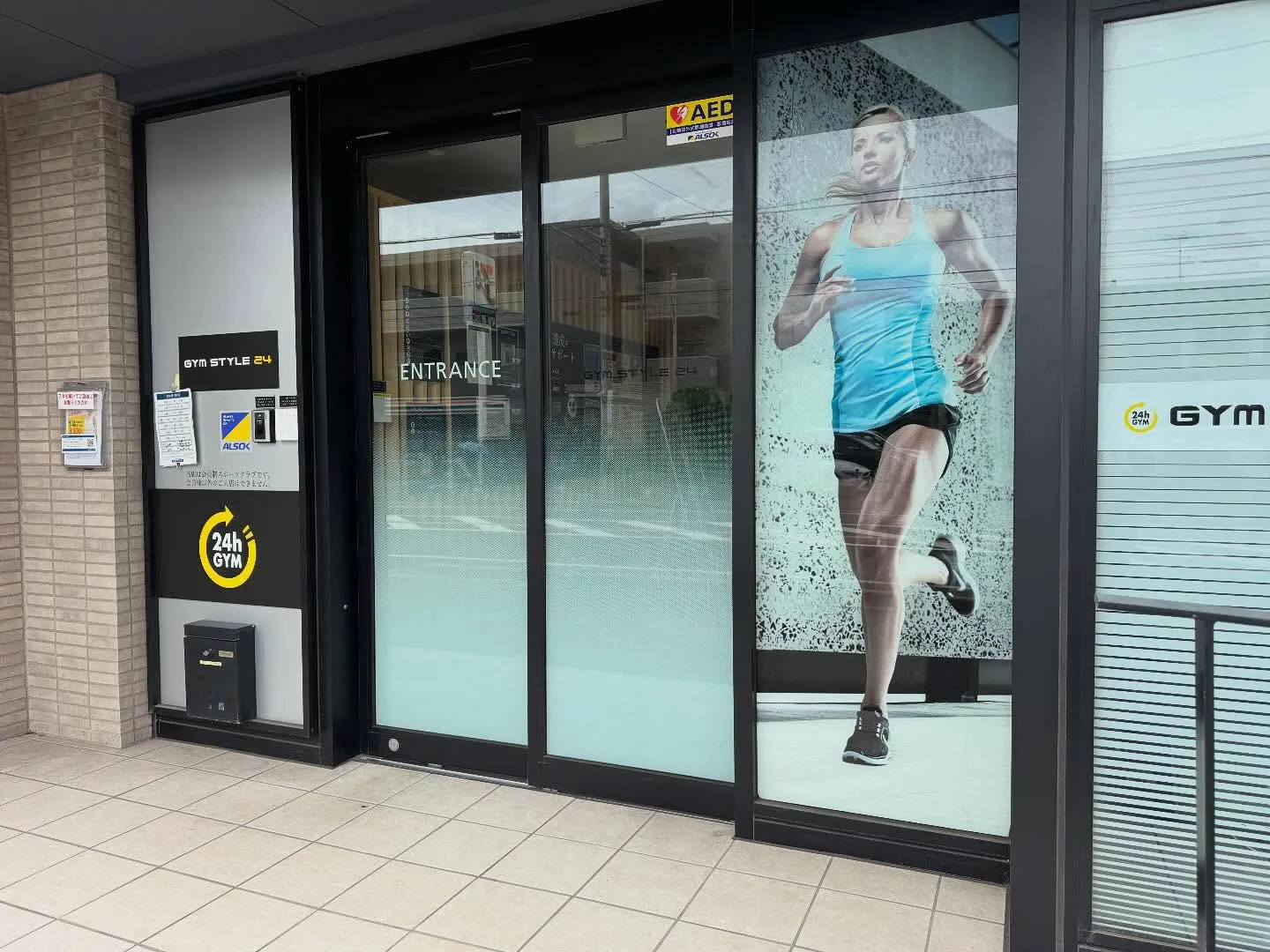 船橋市のスポーツジム様エントランスのフィルム貼り替えを行って...