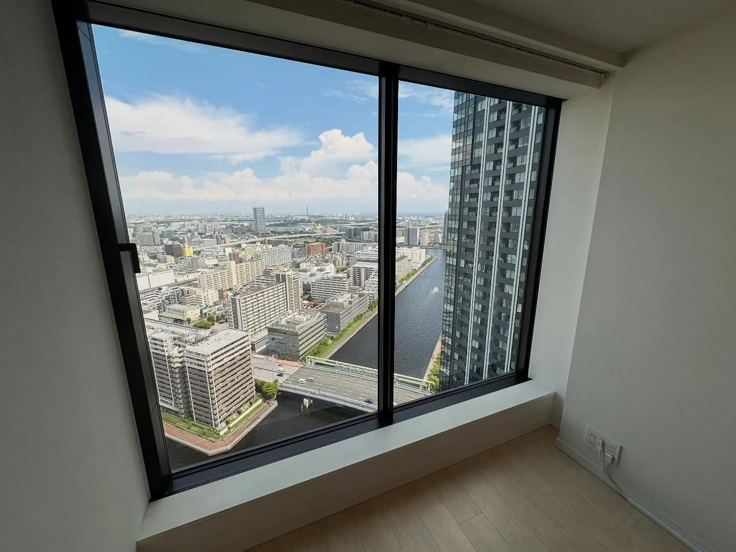 江東区豊洲駅近くのタワーマンションへフィルム貼り替えを行って...