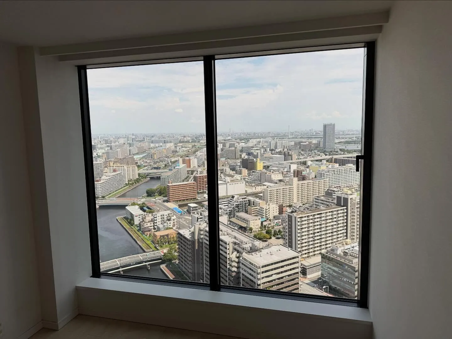 江東区豊洲駅近くのタワーマンションへフィルム貼り替えを行って...