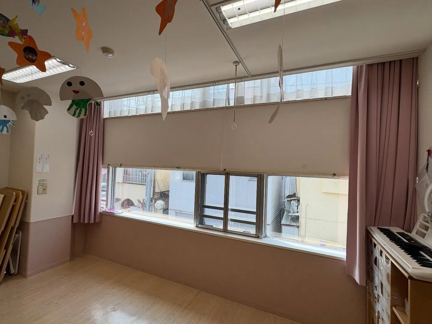 八王子市の保育園様南向き窓ガラス全面に株式会社タクミ製の透明...