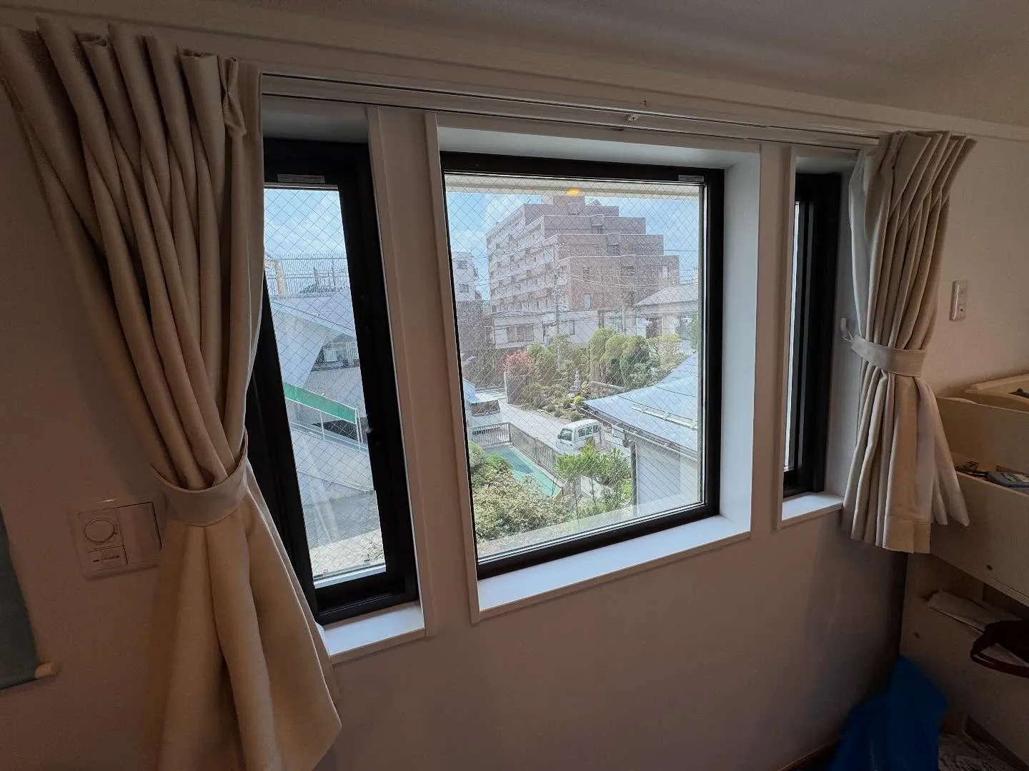 八王子市の一戸建てへミラー目隠しフィルム 3Mアンバー35を...