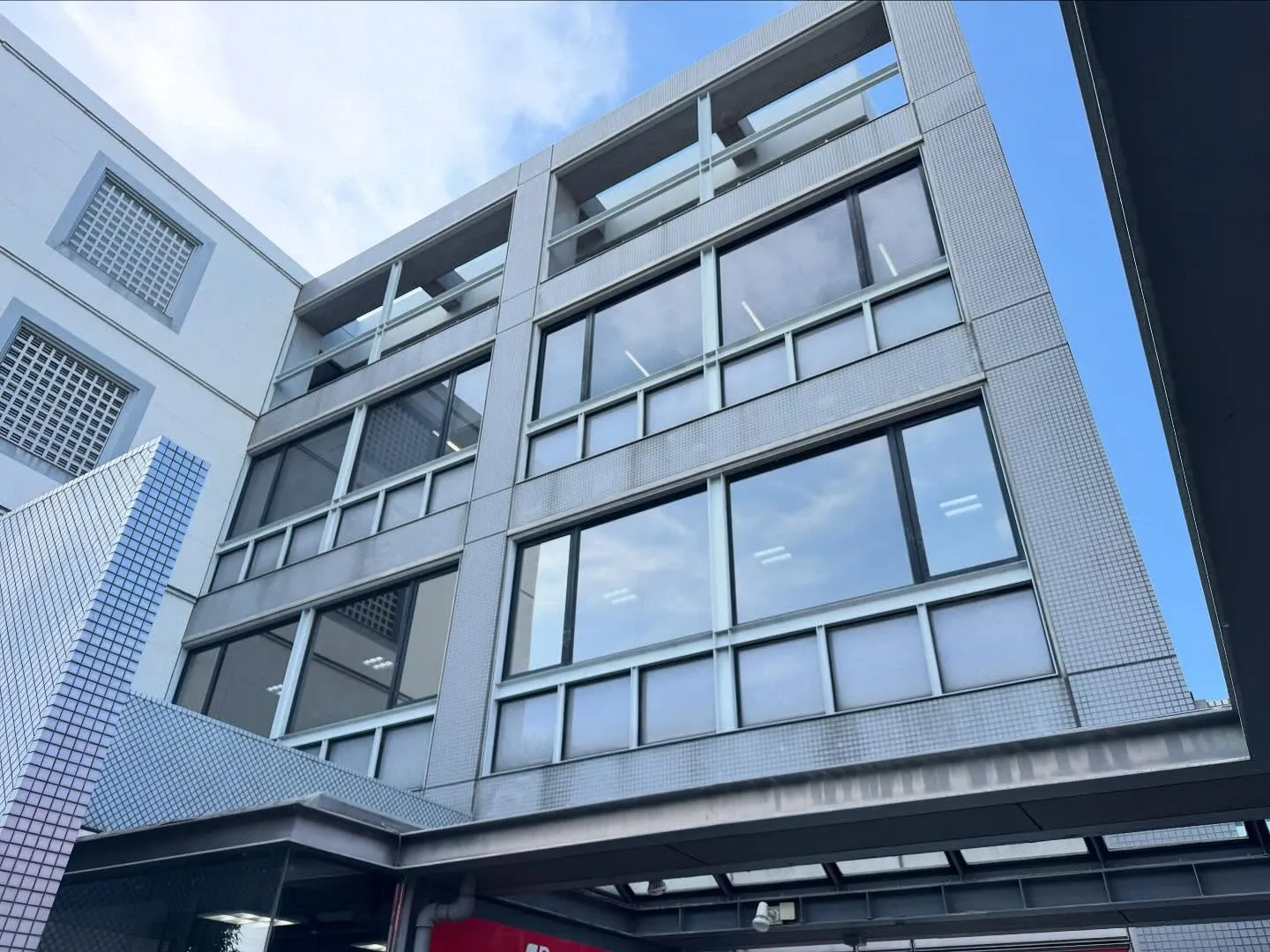 川越市の郵便局様へミラー遮熱フィルム 3M アンバー35を施...