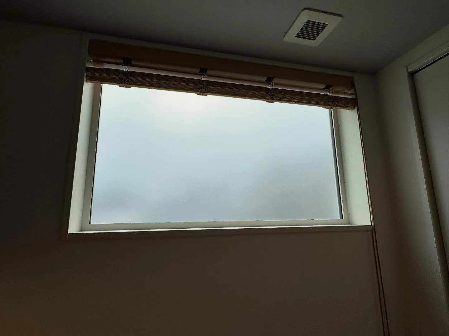朝霞市の一戸建てリビングとキッチンのLOW-Eガラスへ目隠し...
