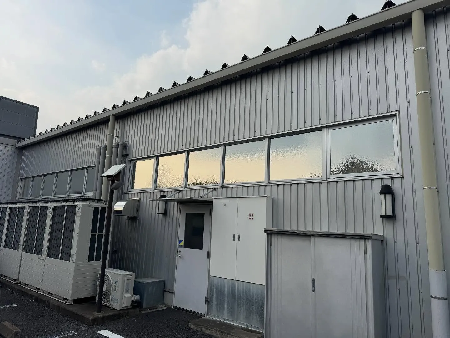 坂戸市の法人様工場の高所窓へ外貼り用シルバー遮熱フィルムの貼...