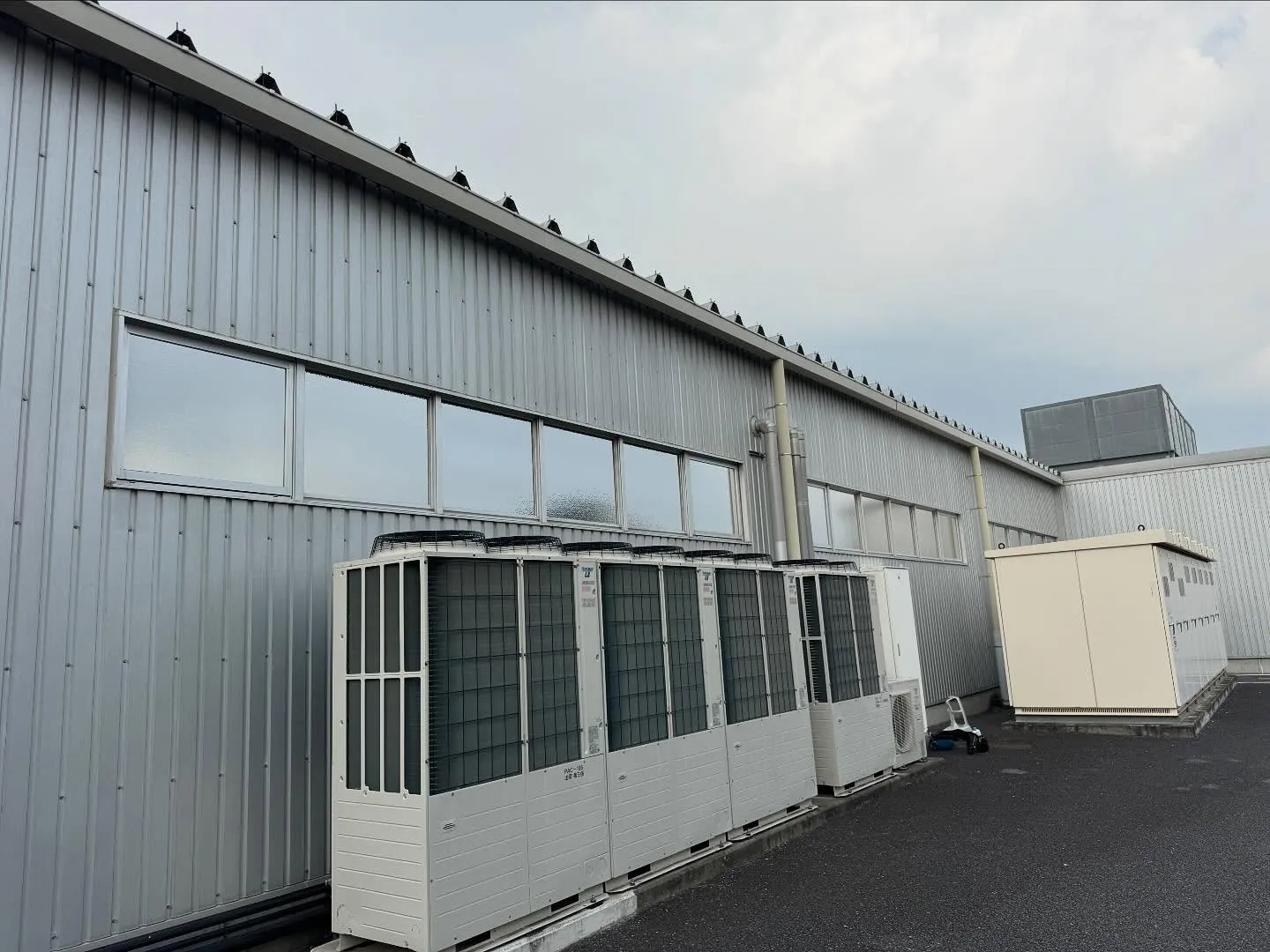 坂戸市の法人様工場の高所窓へ外貼り用シルバー遮熱フィルムの貼...