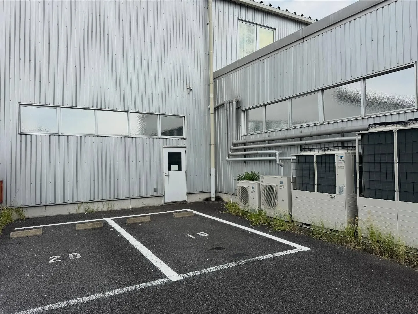 坂戸市の法人様工場の高所窓へ外貼り用シルバー遮熱フィルムの貼...