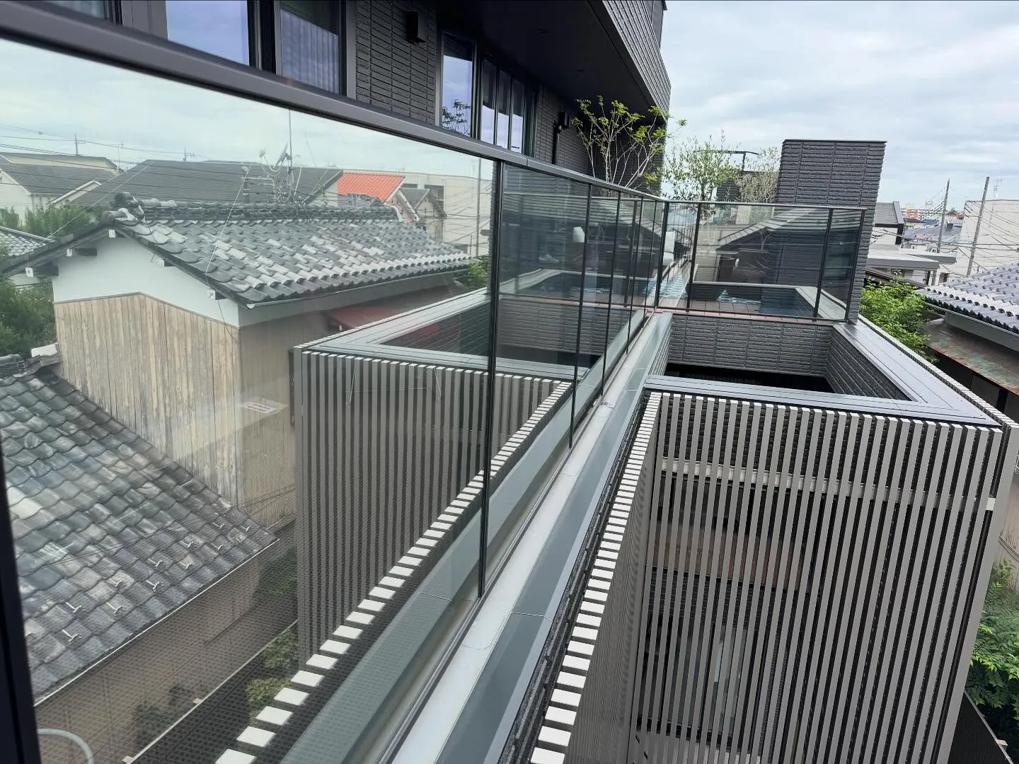 さいたま市の一戸建てベランダのガラスフェンスへ外貼り用ミラー...