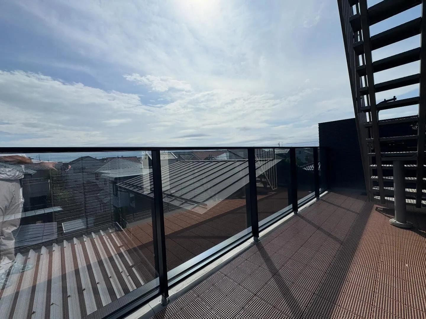 さいたま市の一戸建てベランダのガラスフェンスへ外貼り用ミラー...