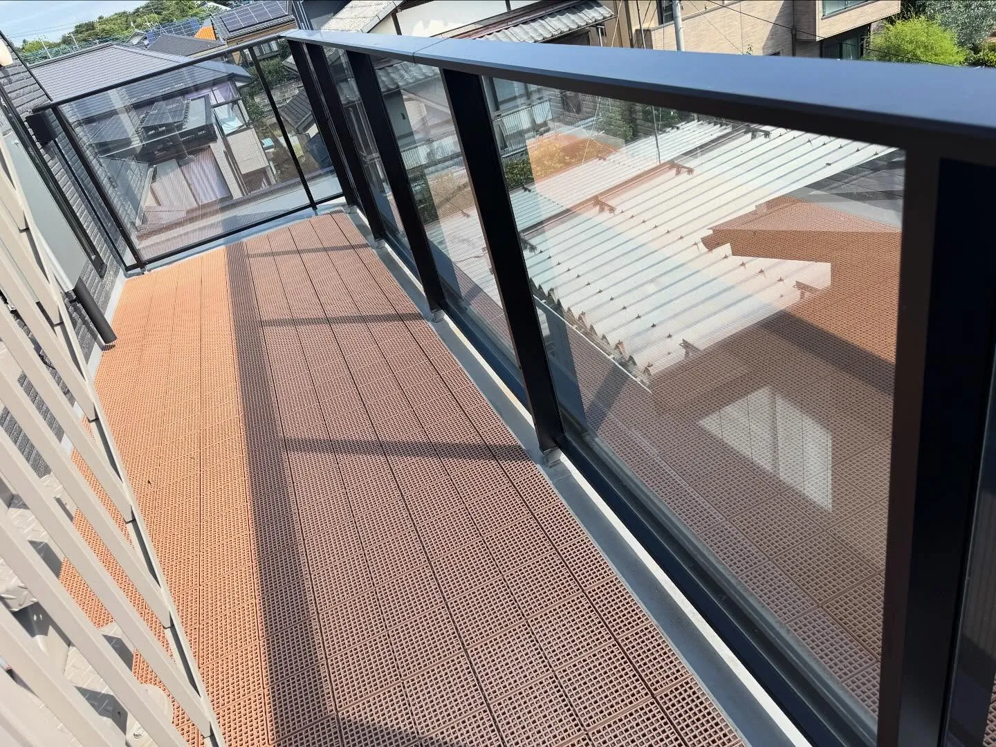 さいたま市の一戸建てベランダのガラスフェンスへ外貼り用ミラー...