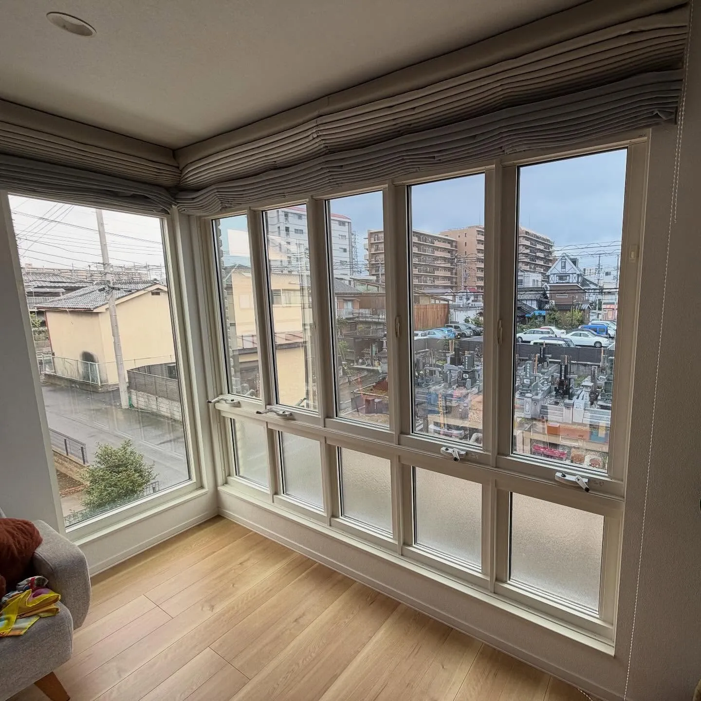 久喜市の一戸建て、道路に面したリビングへ3Mジャパン製のミラ...