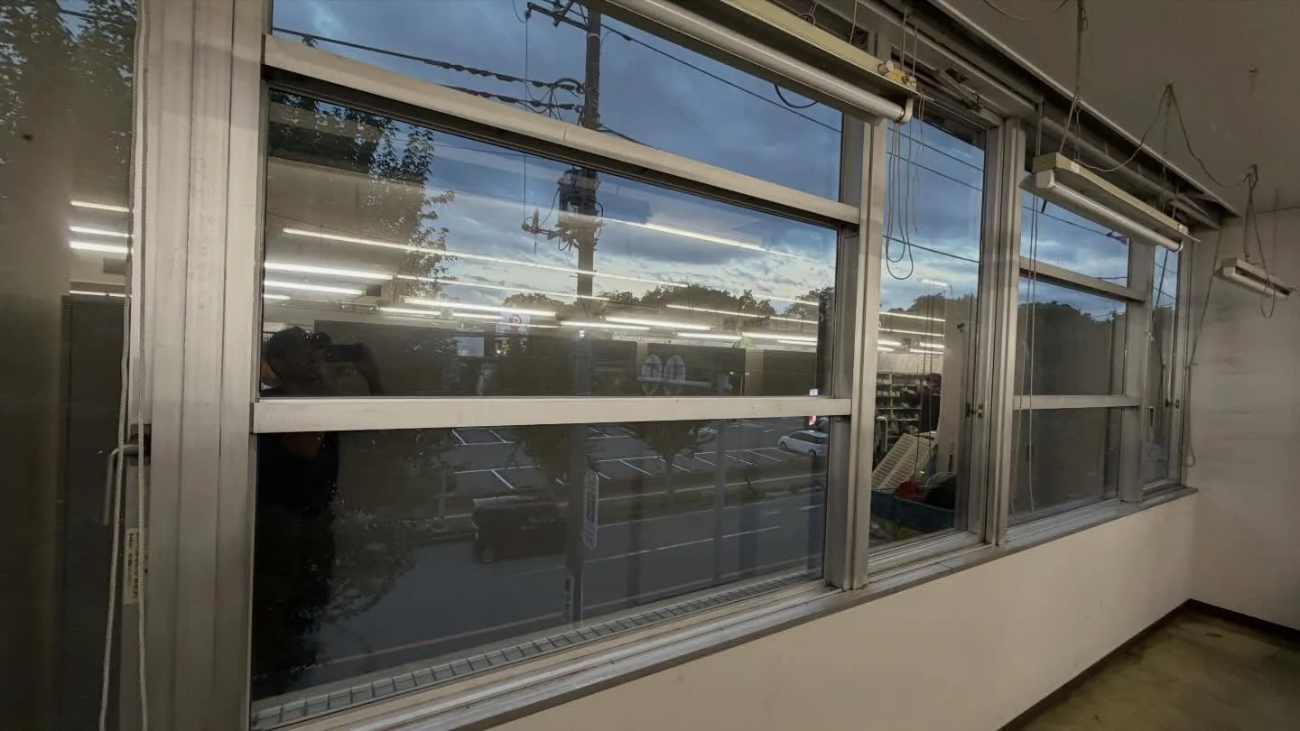 朝霞市の法人様へシルバー遮熱フィルム タクミ製RSP35を施...