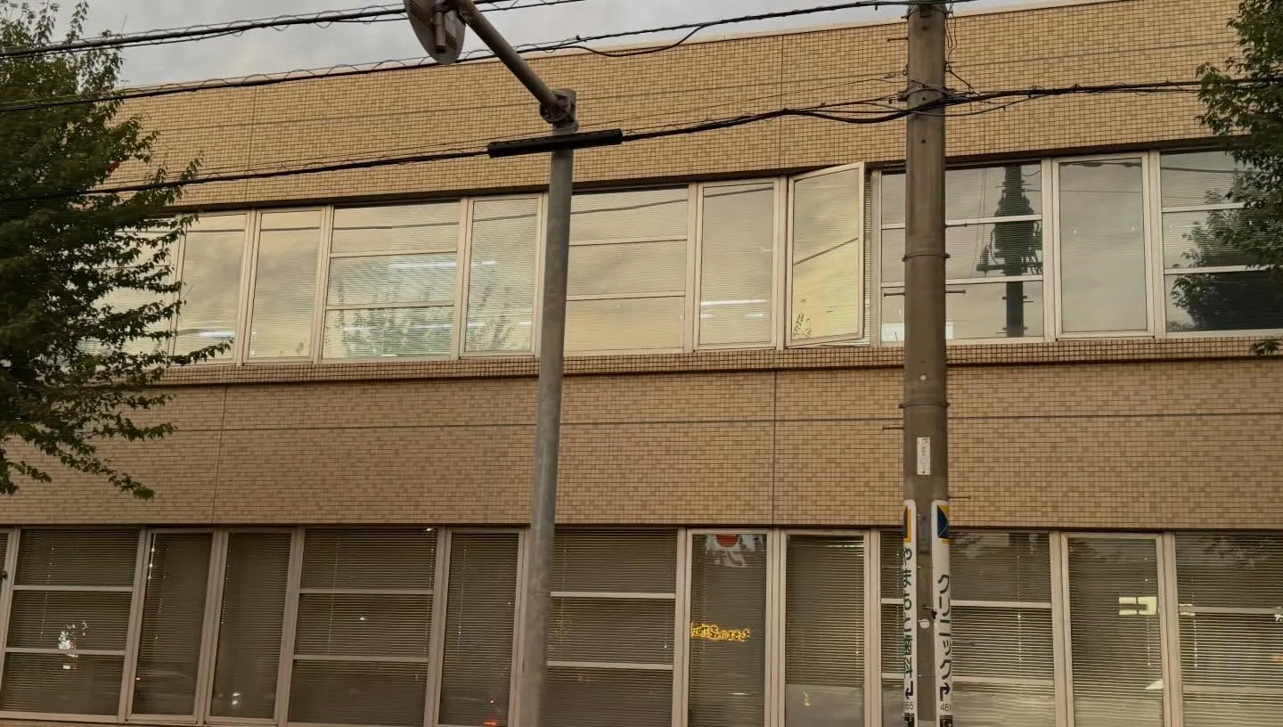 朝霞市の法人様へシルバー遮熱フィルム タクミ製RSP35を施...