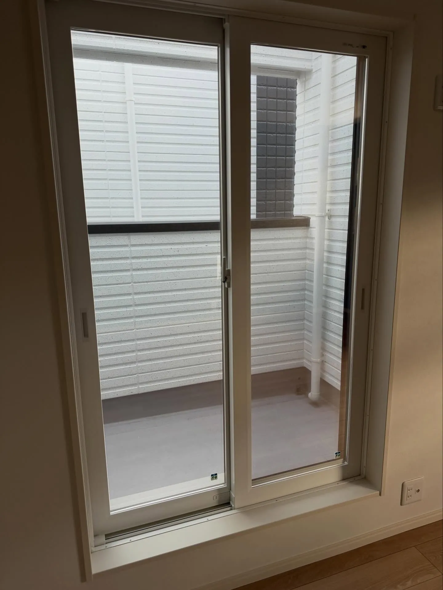 所沢市の新築一戸建てリビングと寝室へミラー目隠しフィルム 3...