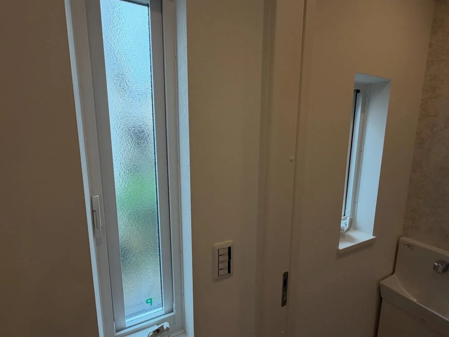 先日、所沢市の一戸建てへ防犯フィルムとミラー目隠しフィルム、...