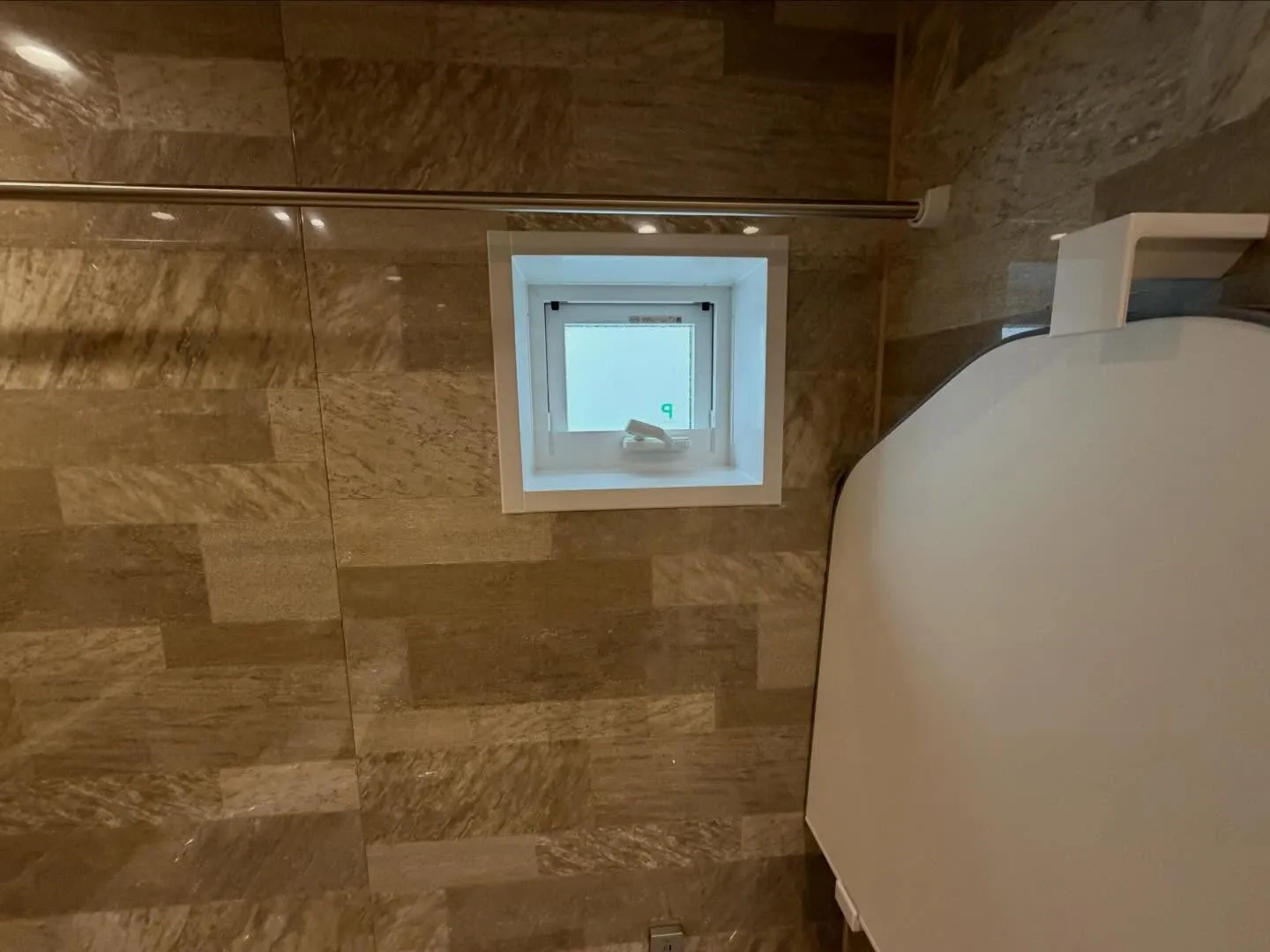 先日、所沢市の一戸建てへ防犯フィルムとミラー目隠しフィルム、...