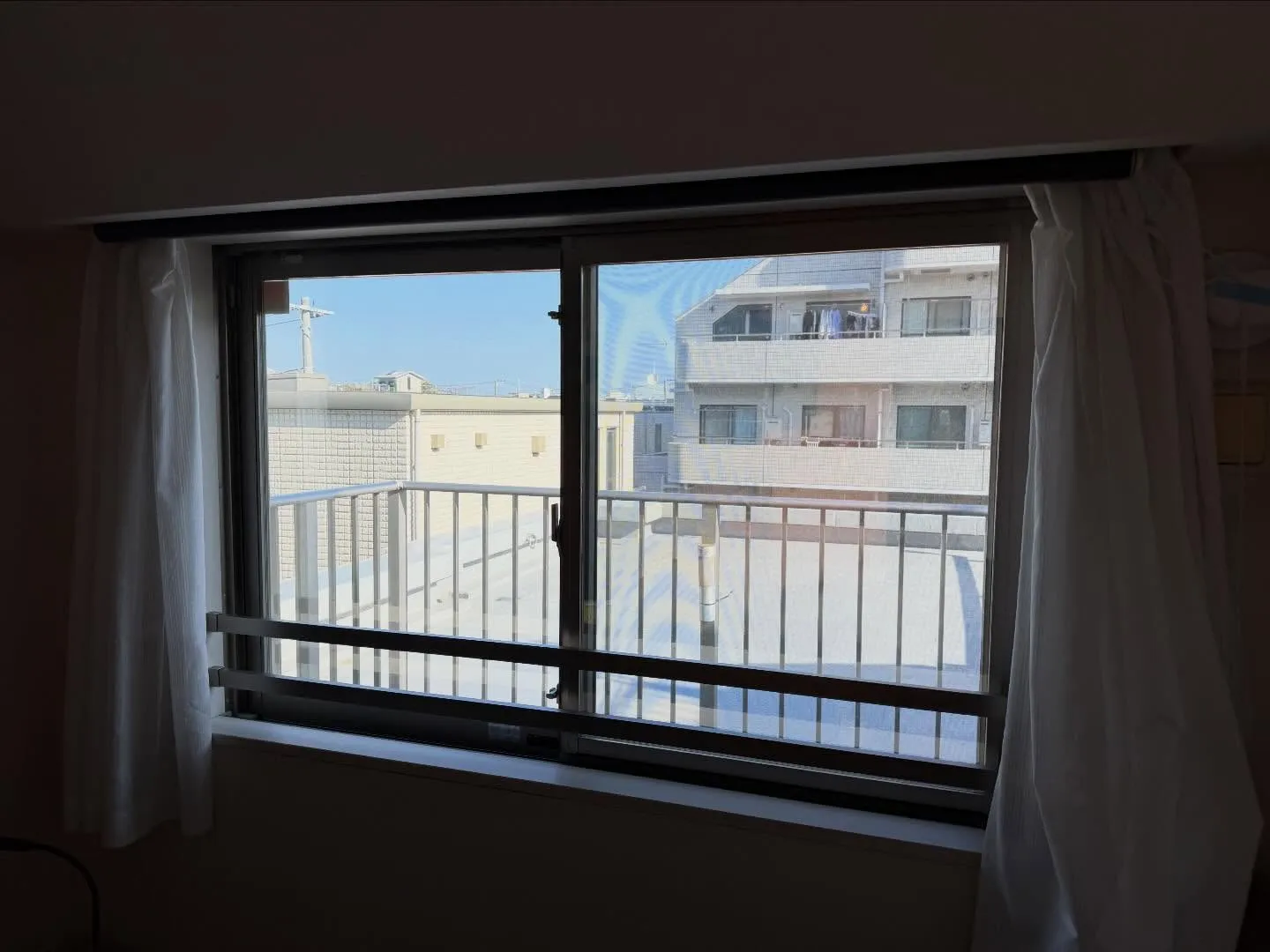 豊島区のマンションへミラー目隠しフィルム 3Mアンバー35と...