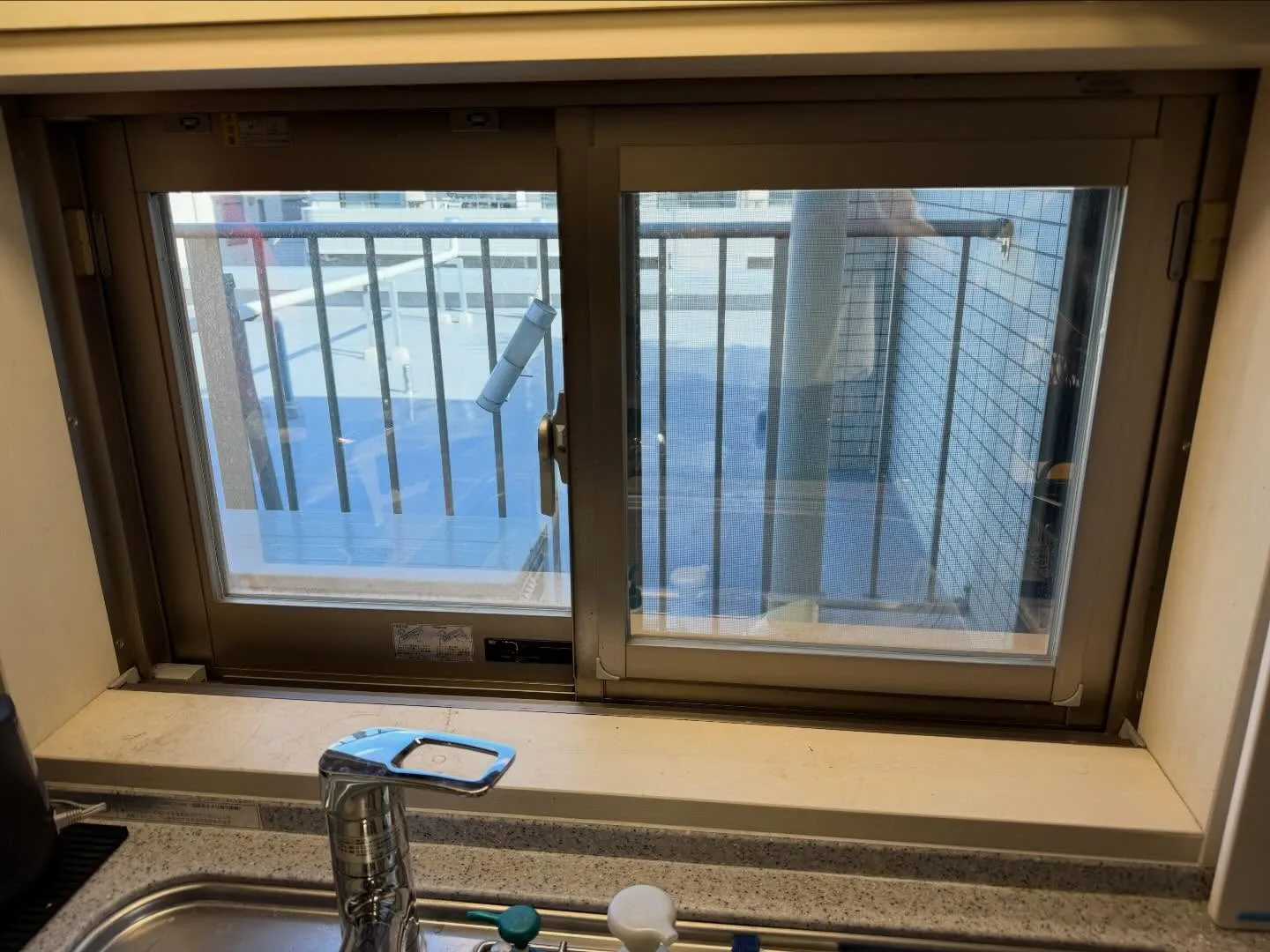 豊島区のマンションへミラー目隠しフィルム 3Mアンバー35と...