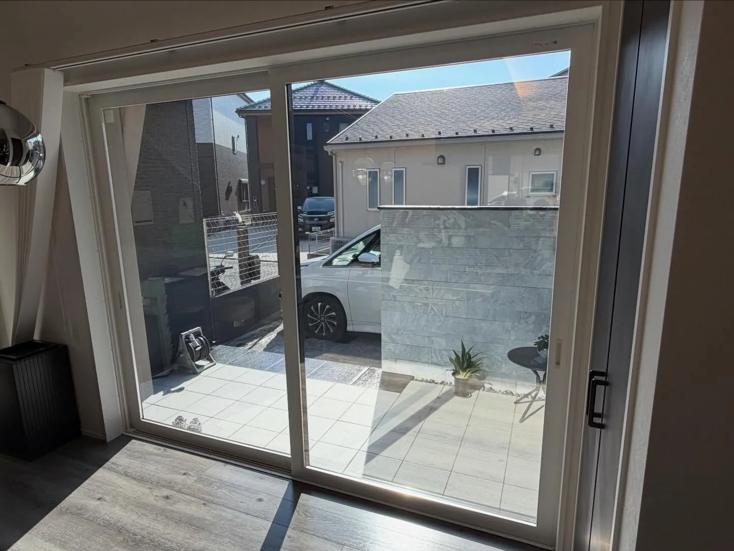 瑞穂町の一戸建てダイニングの引き違い窓へミラー目隠しフィルム...