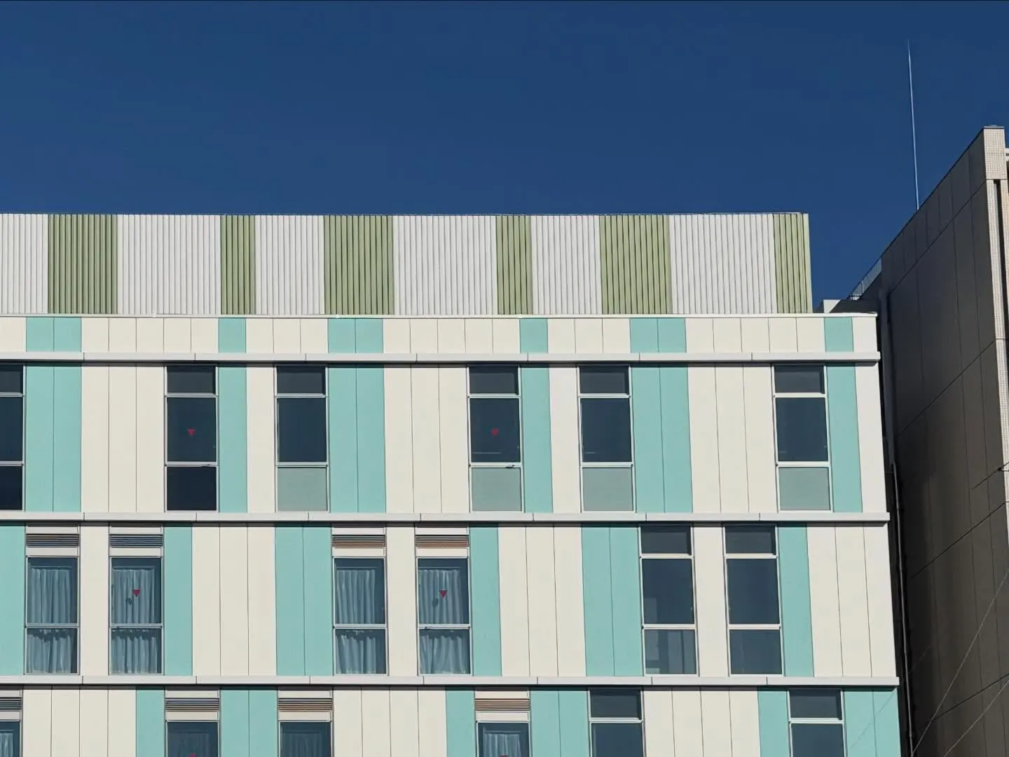 富士見市のイムス富士見総合病院様の一部フィルム貼り替え工事を...