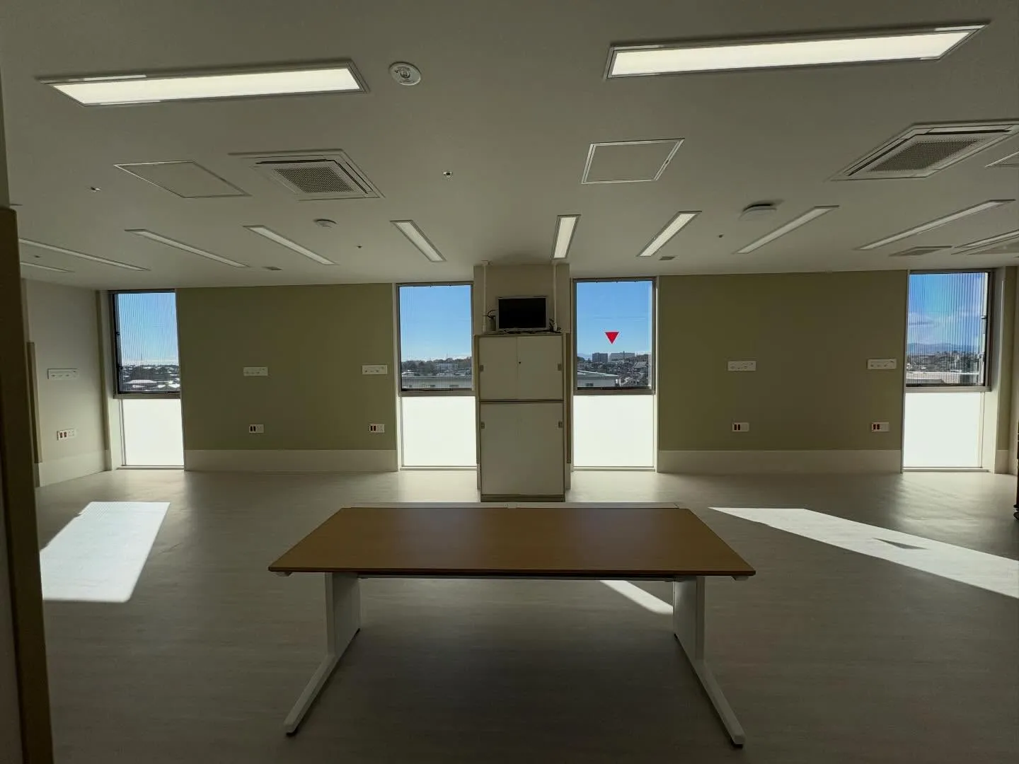 富士見市のイムス富士見総合病院様の一部フィルム貼り替え工事を...