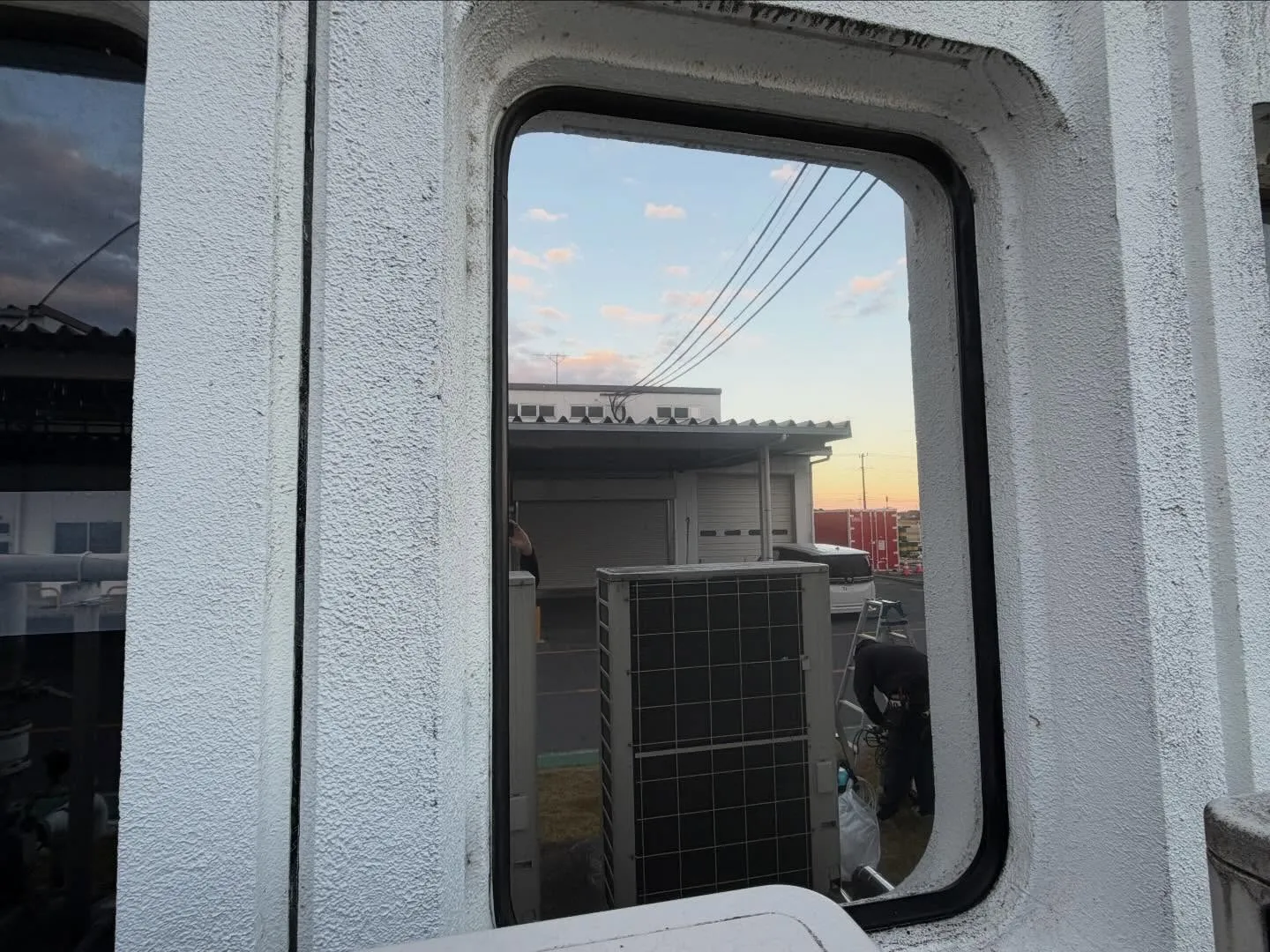 埼玉県吉見町にある工場の大きな窓ガラスのフィルム貼り替えです...