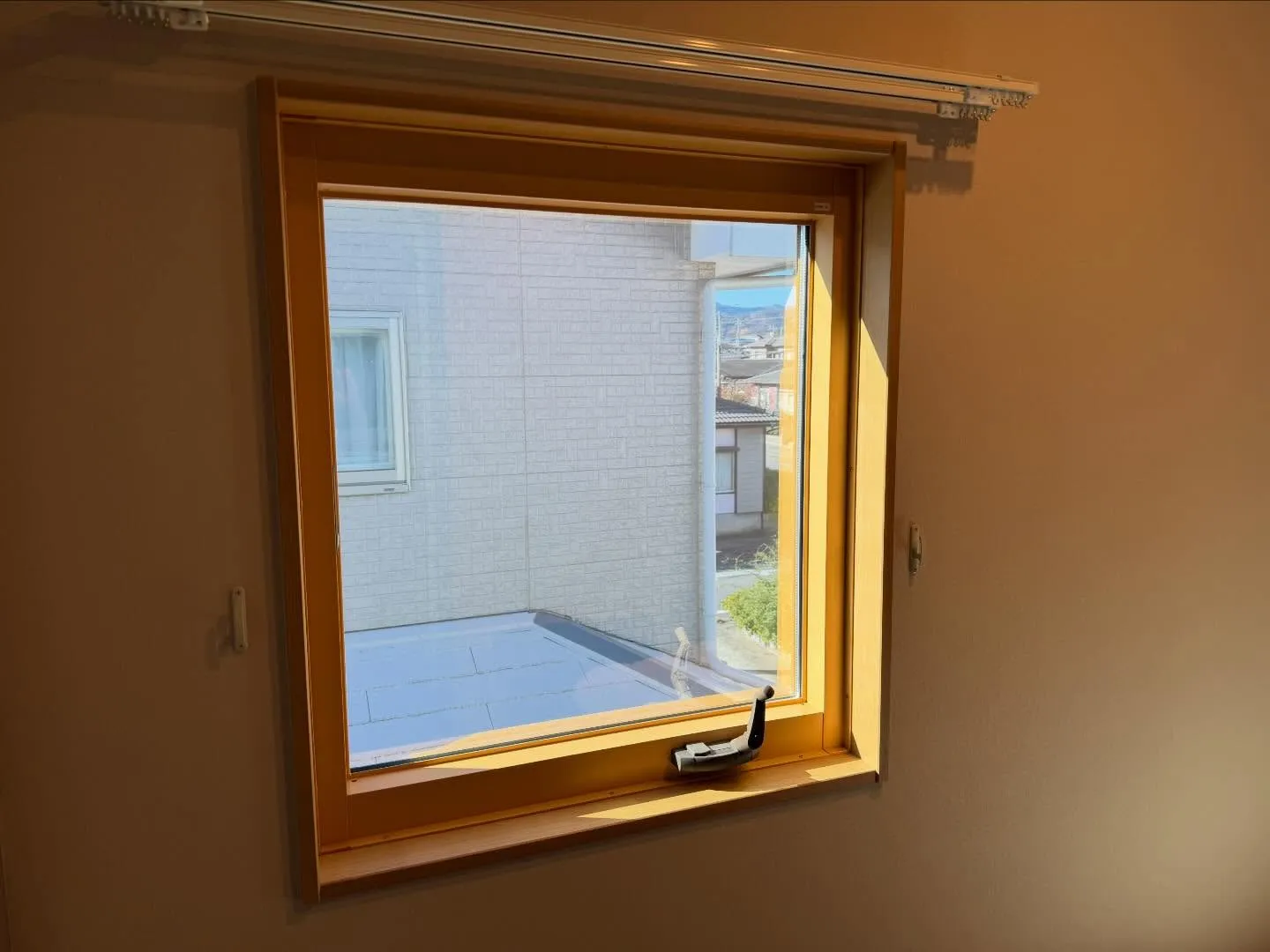 坂戸市の一戸建てへミラー目隠し(遮熱)フィルム 3Mアンバー...